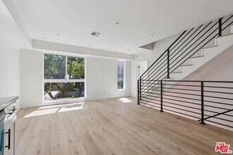 2113 Holly Dr in Los Angeles, CA - Building Photo - Building Photo