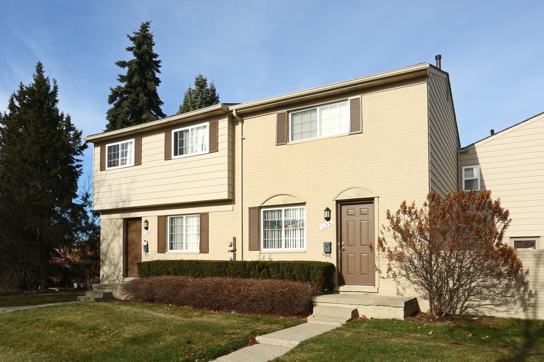 Auburn Village Townhomes in Pontiac, MI - Building Photo