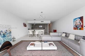 400 Sunny Isles Blvd, Unit 1205 in Sunny Isles Beach, FL - Foto de edificio - Building Photo