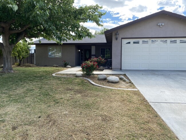 10708 San Gorgonio St in Lamont, CA - Building Photo - Building Photo