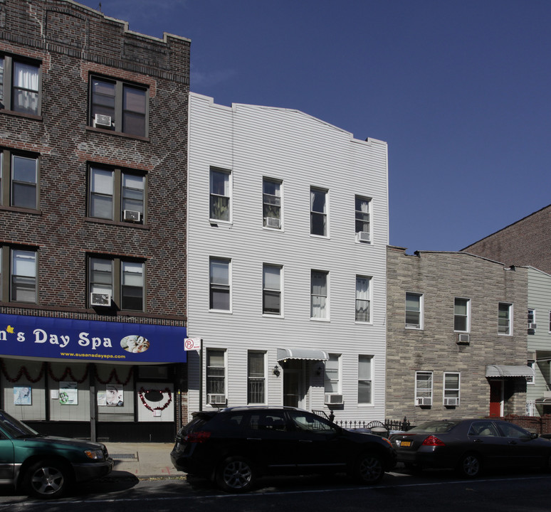 327 Manhattan Ave in Brooklyn, NY - Building Photo