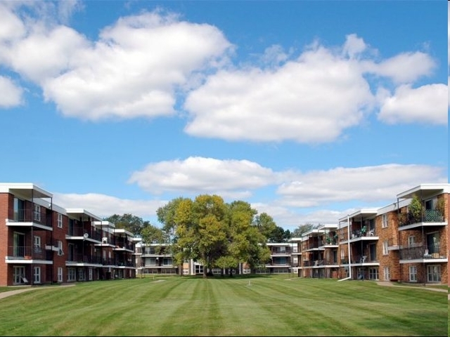 Point of America Apartments in Brooklyn Park, MN - Foto de edificio