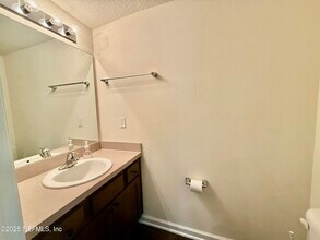 887 Capitol Pkwy in Jacksonville, FL - Foto de edificio - Building Photo