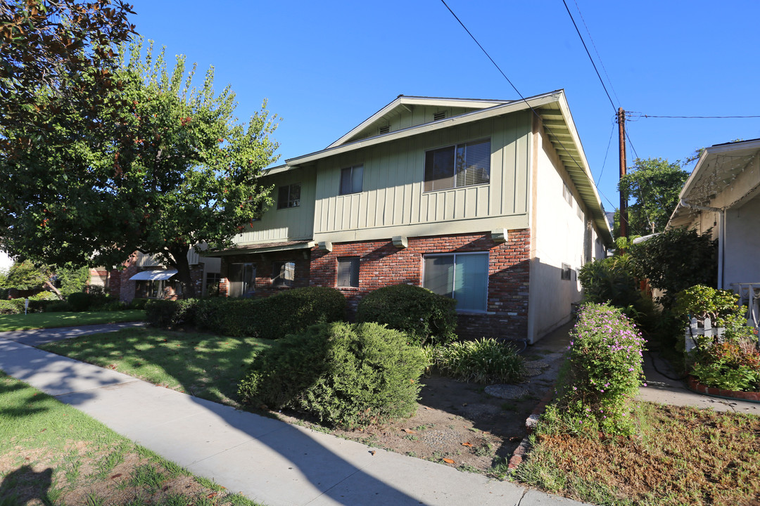 211 E Fairview Ave in Glendale, CA - Building Photo