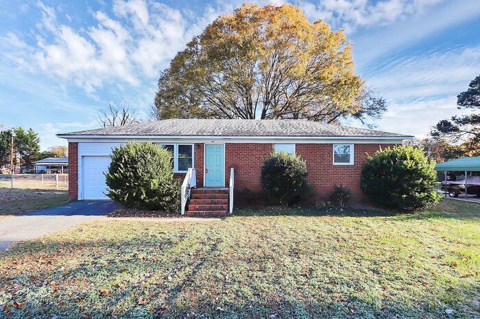 3201 Smith Farm Rd in Matthews, NC - Building Photo