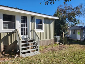 217 S Walnut St in Swansboro, NC - Foto de edificio - Building Photo