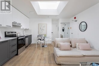 1106 Dundas St W in Toronto, ON - Building Photo - Building Photo