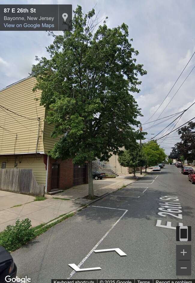 88 E 26th St, Unit #1 in Bayonne, NJ - Foto de edificio - Building Photo