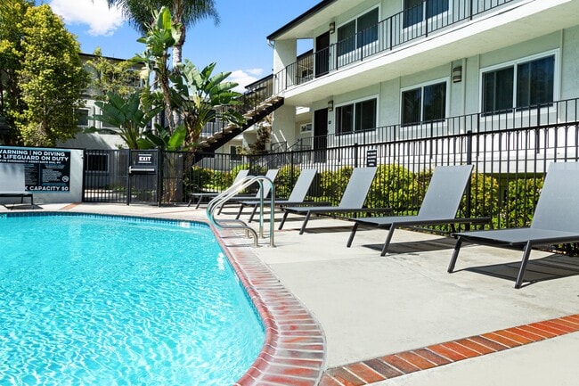 Madrid in Los Angeles, CA - Foto de edificio - Building Photo