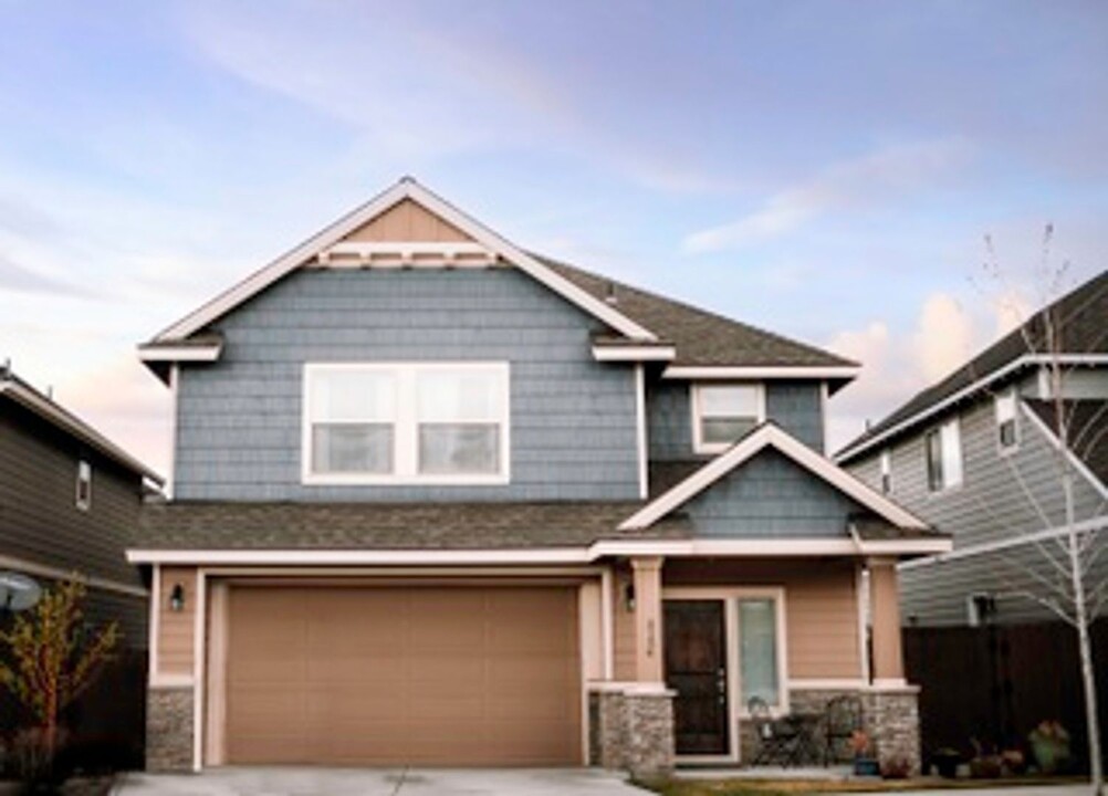 3136 Northeast Flagstone Avenue in Bend, OR - Building Photo