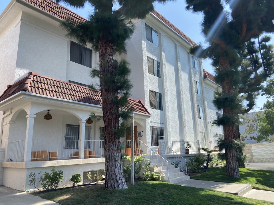 New Hampshire Luxurious in Los Angeles, CA - Building Photo
