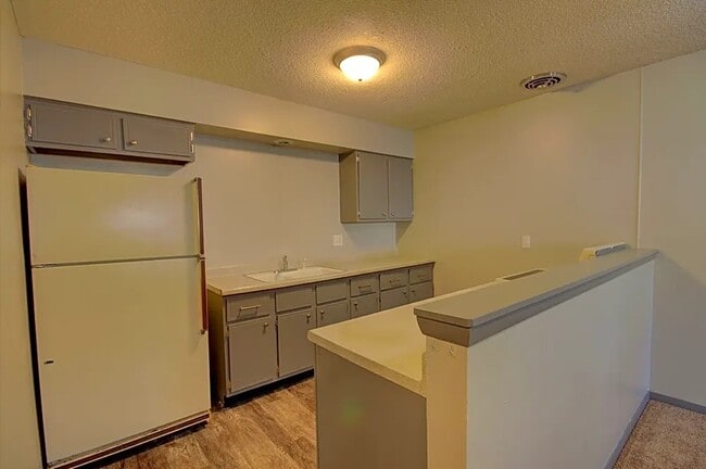 2450 Shaker Ct, Unit #1 in Bettendorf, IA - Building Photo - Building Photo