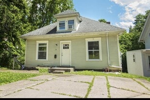 37 Woodward Ave in Athens, OH - Building Photo