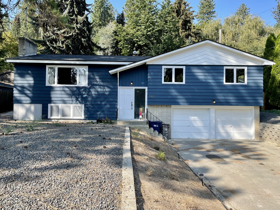 7421 N Country Homes Blvd in Spokane, WA - Foto de edificio