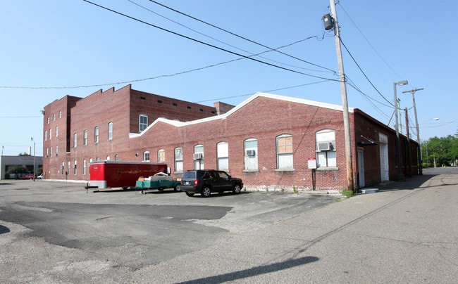 102-108 E Main St in Newark, OH - Foto de edificio - Building Photo