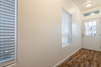 8805 N Burrage Ave in Portland, OR - Building Photo - Building Photo
