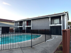 Pinecrest Villas in Fairfield, CA - Foto de edificio - Building Photo