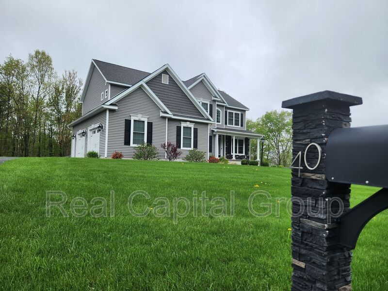 40 Haywood Ln in Rensselaer, NY - Building Photo