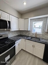 10 Flicker Dr in Latham, NY - Building Photo - Building Photo