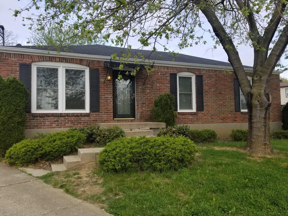 4504 St Claude Dr in Louisville, KY - Building Photo