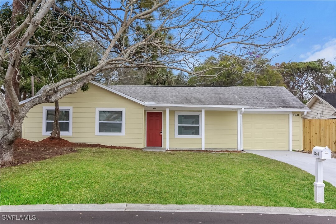 1060 Elaine St in Venice, FL - Building Photo