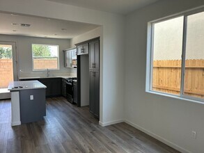 1021 W Payson Ave in Visalia, CA - Building Photo - Building Photo