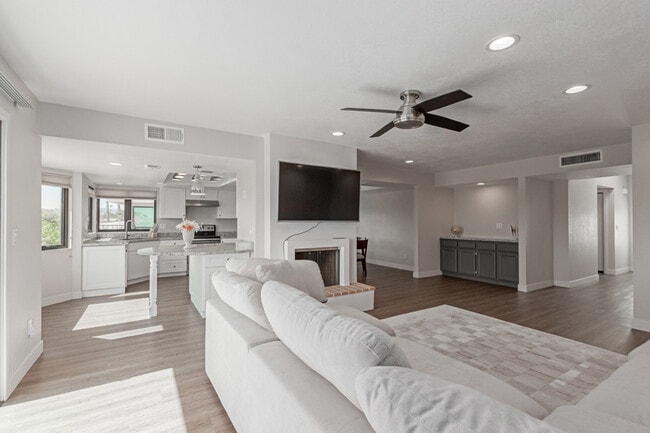 property at 8175 E Del Cuarzo Dr