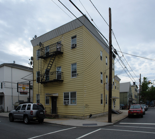 31 Hensler St in Newark, NJ - Building Photo - Building Photo