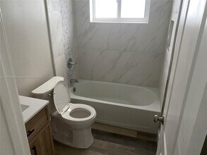 321 NW 43rd St-Unit -#2 in Oakland Park, FL - Building Photo - Building Photo