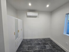 18557 W Victory Blvd in Los Angeles, CA - Building Photo - Building Photo