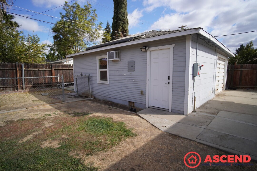 1104 El Tejon Ave in Bakersfield, CA - Building Photo