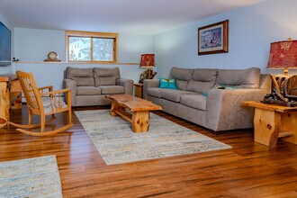 215 Old Newtown Rd in Monroe, CT - Foto de edificio - Building Photo