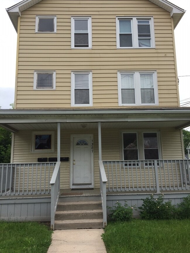 1387 Corbin Ave-Unit -2nd Fl in New Britain, CT - Building Photo - Building Photo