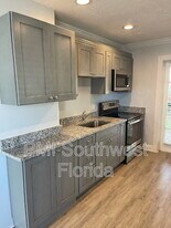6367 Gateway Ave in Sarasota, FL - Building Photo