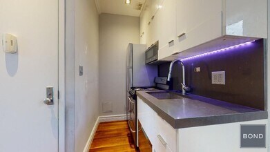 326 E 35th St in New York, NY - Building Photo - Building Photo