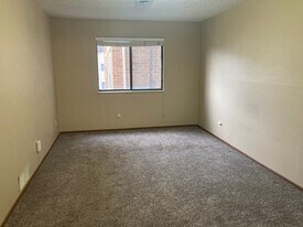 1727 N Grandview Ln in Bismarck, ND - Building Photo