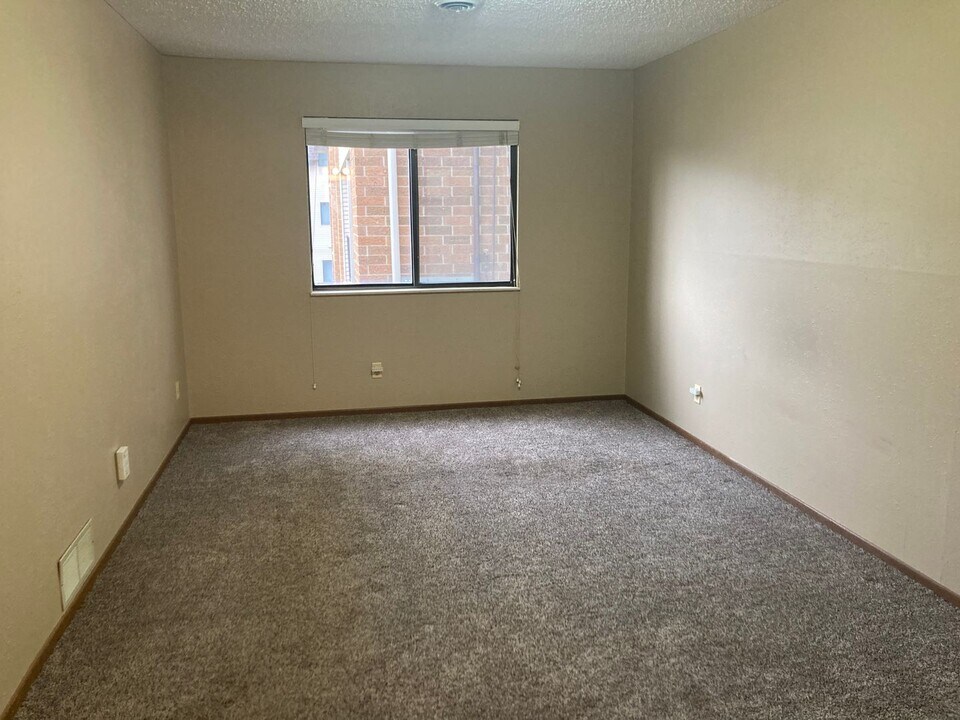 1727 N Grandview Ln in Bismarck, ND - Building Photo