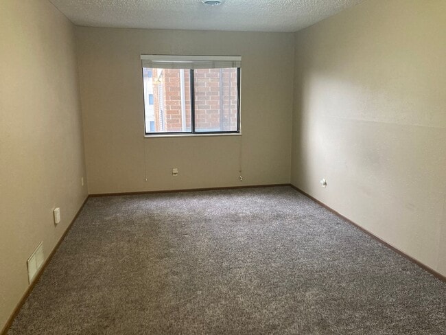 property at 1727 N Grandview Ln