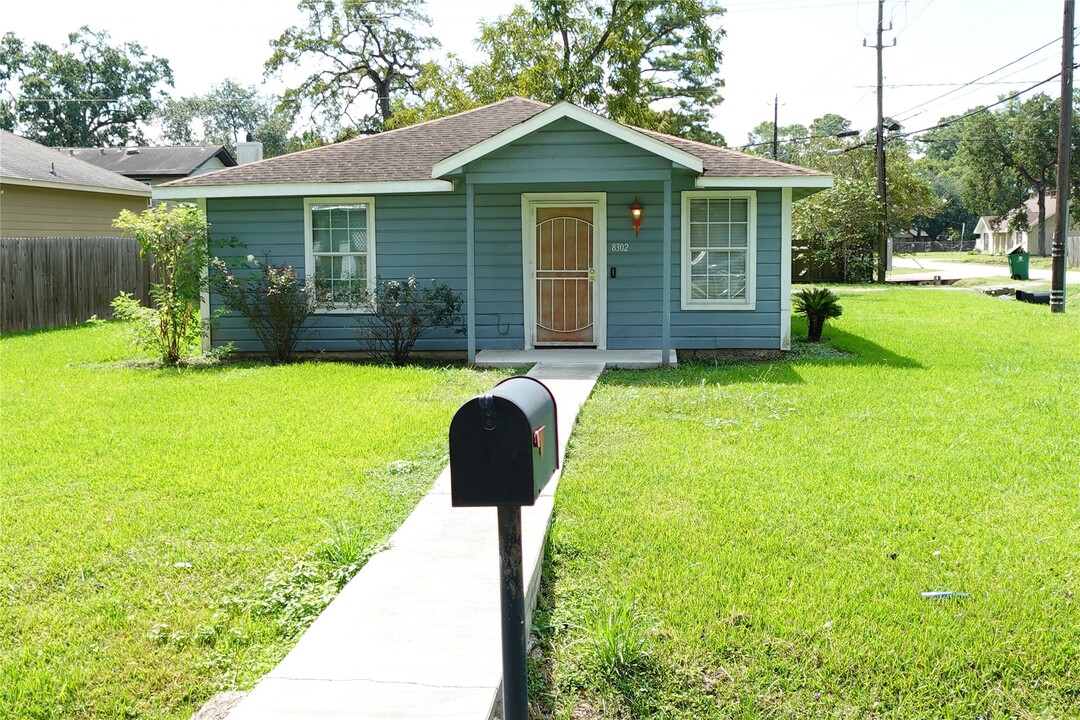 8302 Caddo Rd in Houston, TX - Building Photo