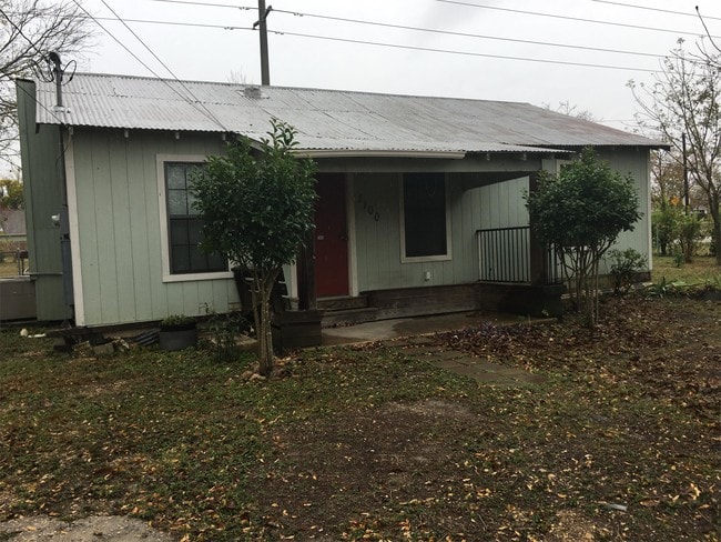 1100 Chihuahua St in Lockhart, TX - Foto de edificio - Building Photo