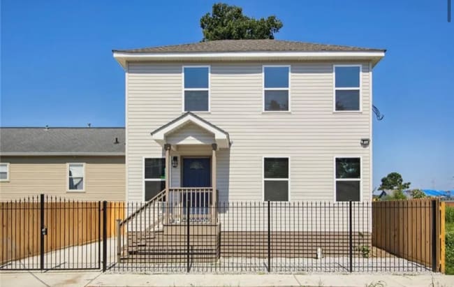 property at 2421 S Roman St