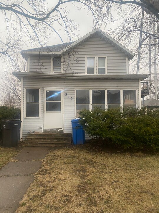 219 E Main St in Waunakee, WI - Foto de edificio