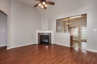 10215 Morning Hill Dr in Memphis, TN - Foto de edificio - Building Photo