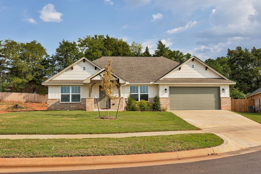 1205 Magnolia Dr in Noble, OK - Building Photo