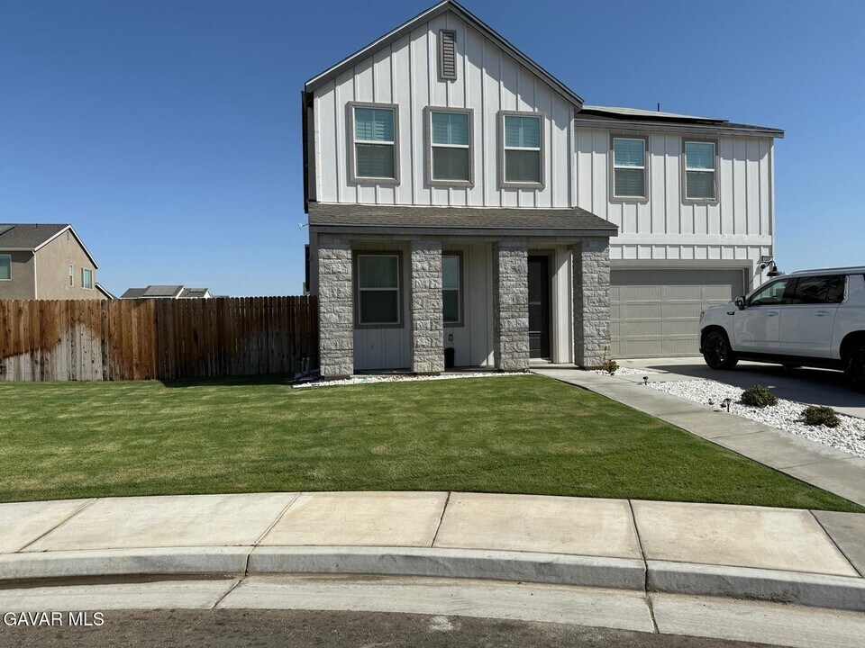7400 Carambola Pl in Bakersfield, CA - Building Photo