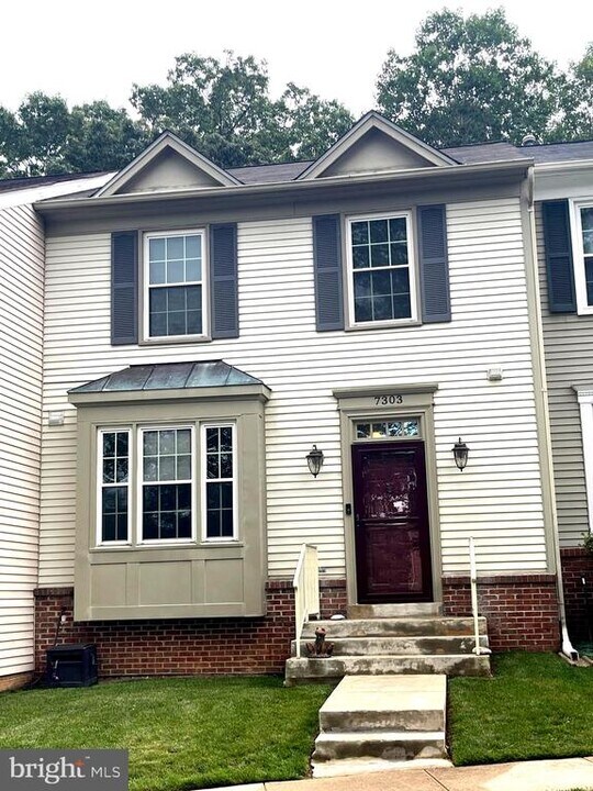 7303 Treetop Hill Ln in Springfield, VA - Foto de edificio