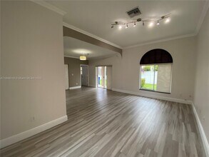 562 NW 130th Ave in Pembroke Pines, FL - Building Photo - Building Photo