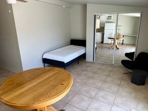 8149 E Columbus Ave, Unit Efficiency Apartment in Scottsdale, AZ - Building Photo - Building Photo
