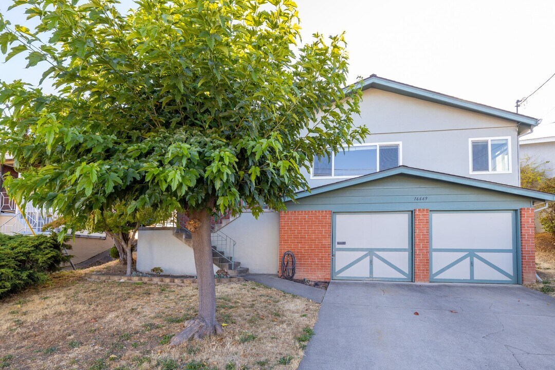 16669 Selby Dr in San Leandro, CA - Building Photo