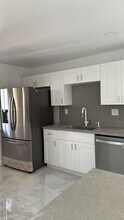 331 Lakeview Dr, Unit 101 in Weston, FL - Building Photo - Building Photo